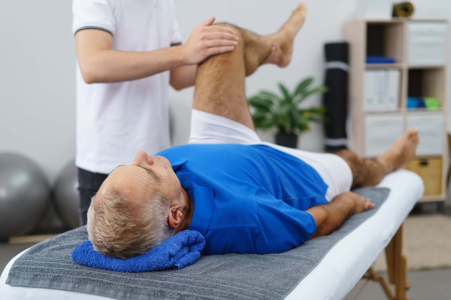 Physiotherapist,working,with,an,elderly,patient,doing,mobility,and,functionality
